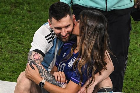 girlfriend messi|messi kissing his wife.